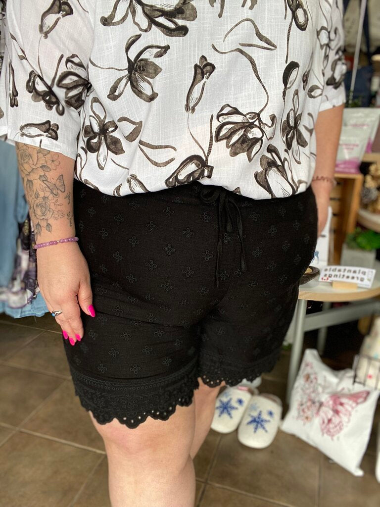 Eyelet pull on shorts 1X