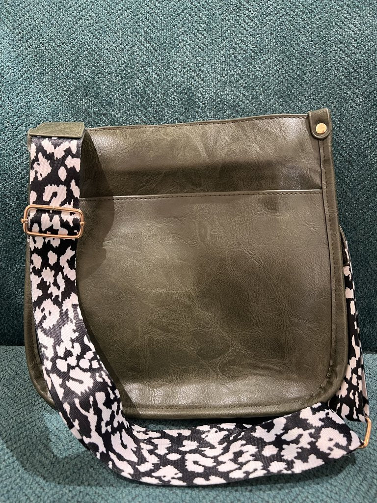 Minimalist leather shoulder bag with changeable strap