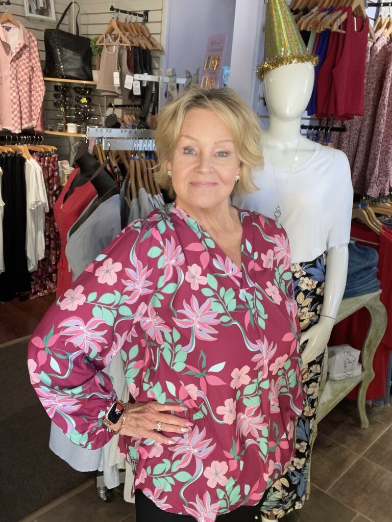 Elegant charm floral v-neck top XL/1X
