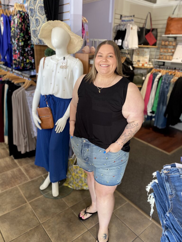 Frayed hem embroidered denim shorts 1x