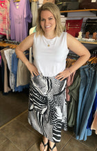 Load image into Gallery viewer, Black &amp; White Design Skirt 3X
